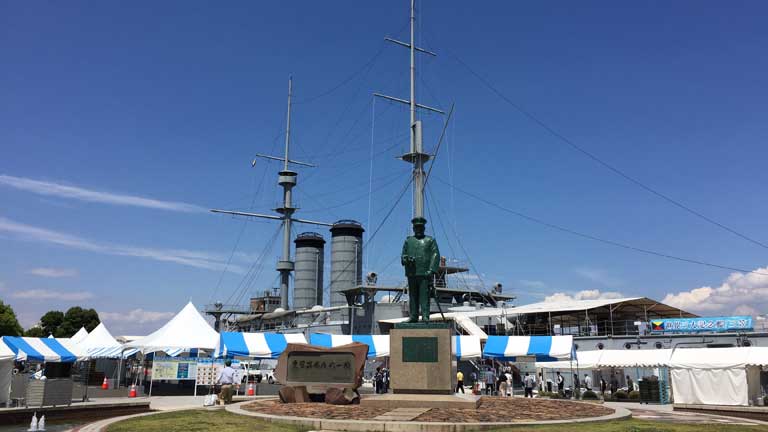 戦艦三笠と東郷平八郎像