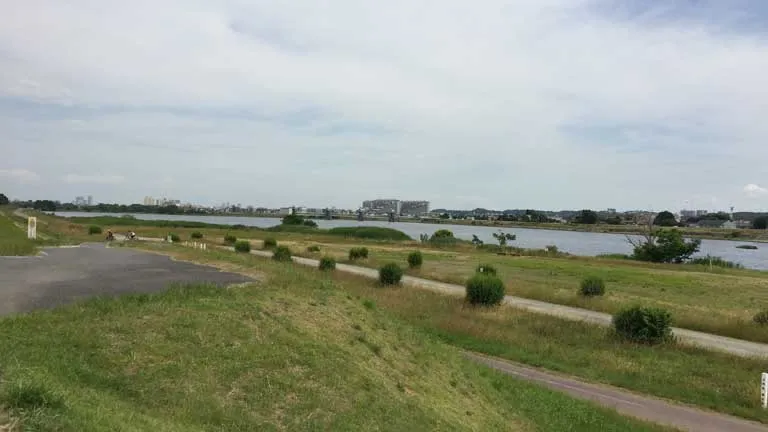 河口方向を望む多摩川調布付近