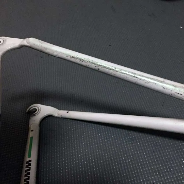 フレームにこびりつくブラックマーク