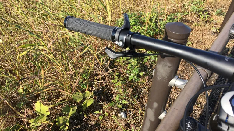 ドロッパーシートポスト レバー