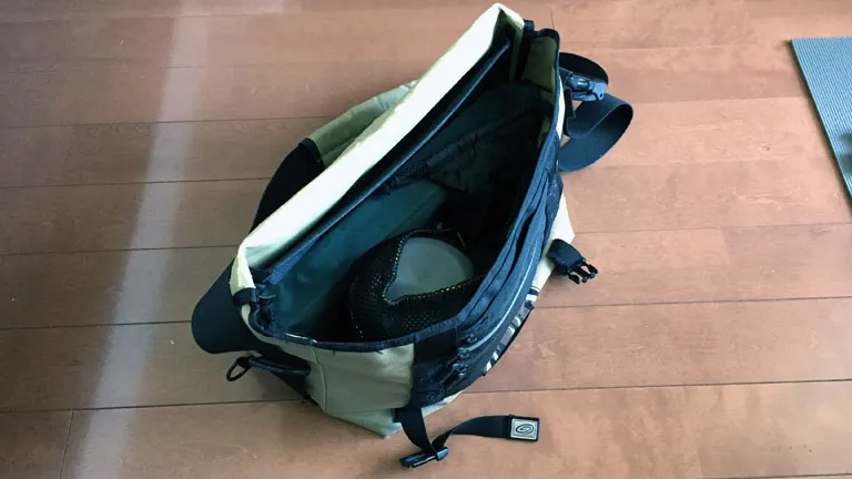 メッセンジャーバッグにラーツー道具